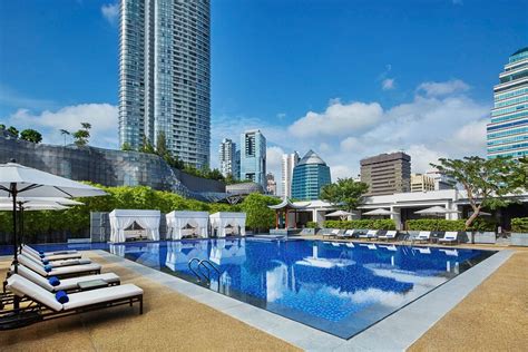 On average, 3-star hotels in Singapore cost £91 per night, and 4-star hotels in Singapore are £143 per night. If you're looking for something really special, a 5-star hotel in Singapore can on average be found for £290 per night (based on Booking.com prices).